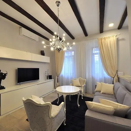 Lira Apartment *